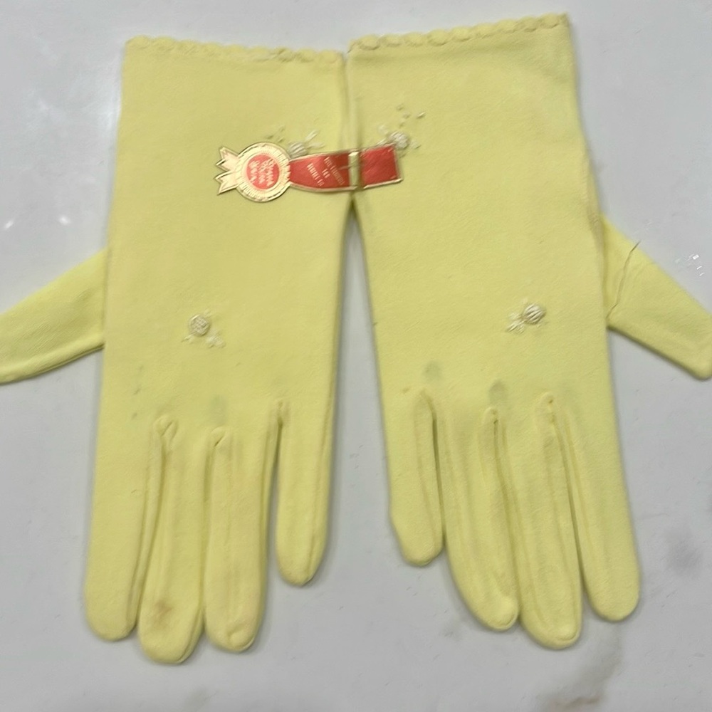 1960 vintage gloves - yellow embroidered bees 🐝